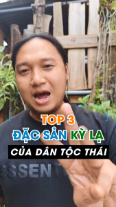 3 đặc sản độc đáo kỳ lạ của đồng bào dân tộc Thái ở trên Tây Bắc, trùm cuối không khiến mọi người thất vọng.    Top 3: SÂU ĐÁ RANG  - Chúng chỉ xuất hiện theo mùa và sinh sống chủ yếu ở những tảng đá ngoài suối.  - Khi nấu món này người ta sẽ rang trực tiếp sâu đá trên chảo dầu sôi bếp lửa to và đảo đều tay, thêm vào đó là 1 chút lá chanh thái chỉ như vậy mới dậy mùi thơm ngon.  - Sâu đá khi ăn sẽ chấm cùng 1 loại thức chấm đó chính là đậu phụ thối, ăn như vậy mới được coi là chuẩn vị đặc sản.  Top 2: RÊU ĐÁ NƯỚNG  - Những mảng rêu xanh mướt được người ta vớt lên từ suối sau đó làm sạch và đập nhuyễn.  - Nấu món này lại hết sức đơn giản.  - Rêu sau khi làm sạch sẽ được tẩm ướp với gừng, xả, hành, tỏi, ớt, mắc khén, hạt dổi, không thể thiếu là những con cá suối rồi, xong xuôi thì gói vào lá chuối và vùi trong than hồng.  - Nhiều người nói rằng món này còn ngon hơn cả rong biển.  Và top 1 đó chính là: THỊT TRÂU GÁC BẾP  Nguồn: Tây Bắc TV  Mời các bạn xem video